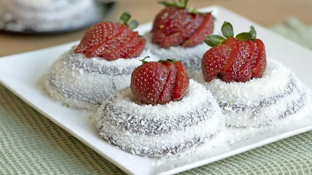 Muhallebiyi hiç böyle yemediniz! Kaşık kaşık gidiyor: Hindistan cevizli zebra tatlısı tarifi