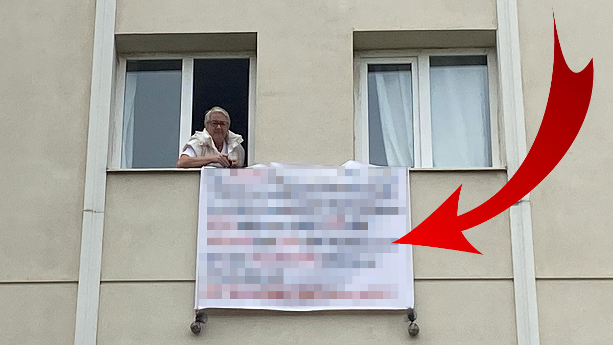 Eve hapsolan kadın, pankart asarak sesini duyurmaya çalışıyor! Burası Ekin Sitesi...