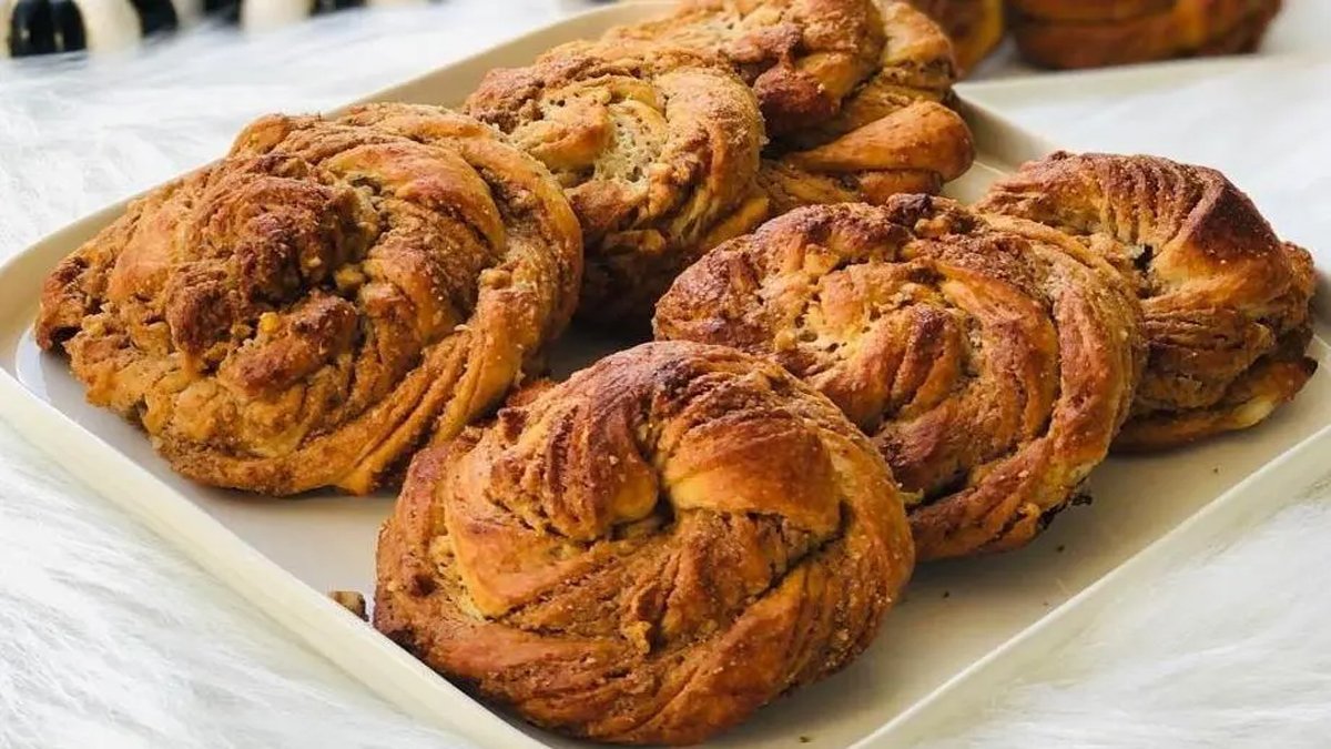 Bir kez yapan yandı çünkü evdekiler her gün istiyor! İşte pastane lezzetinde haşhaşlı açma tarifi