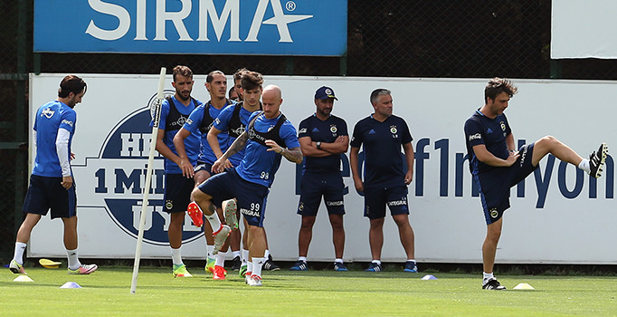 Gönderildiği öne sürülen Vitor Pereira'nın yardımcıları idmana çıktı