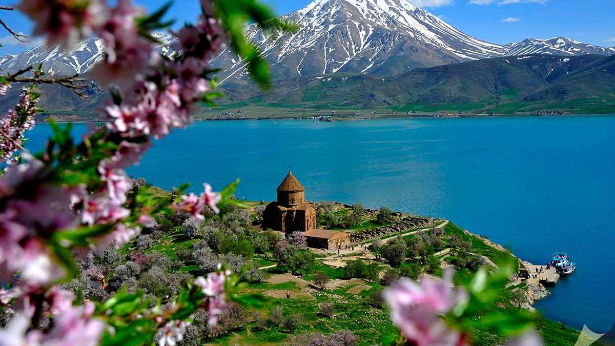 Türkiye’ye gelen uğramadan gitmiyor! Masmavi suların arasından parlıyor! Yüzyıllara meydan okuyor
