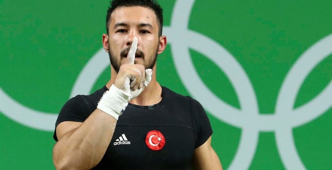 Milli haltercimiz Daniyar Ismayilov gümüş madalyayla Rio'da ilk madalyamızı kazandı