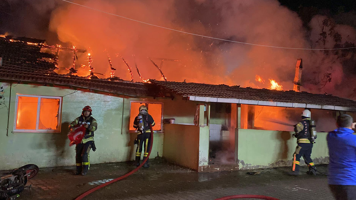Kocaeli'de korku dolu anlar! Annesi içerideyken evi ateşe verdi