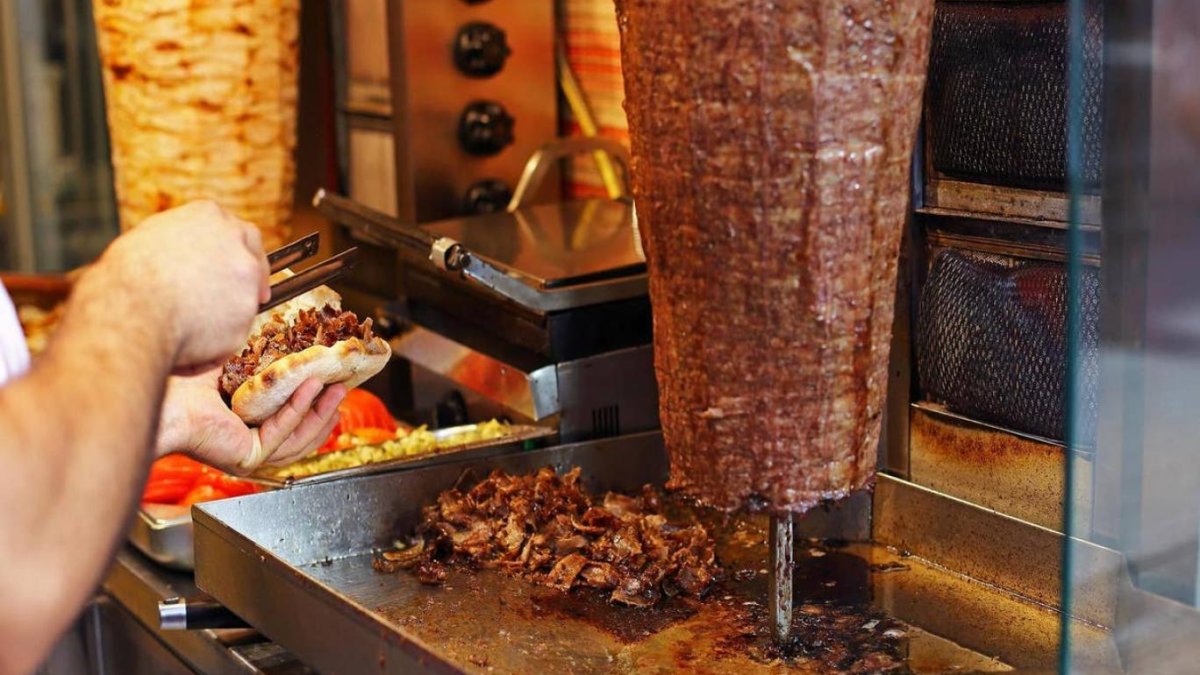 Türkiye'nin milli yiyeceği ama kimse yiyemiyor! Yarım ekmek döner fiyatı şok etti: Onun da tadını unutacağız