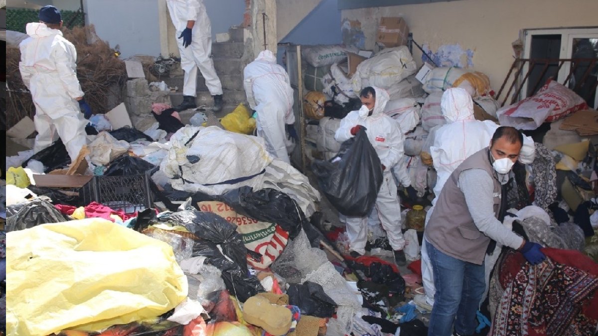 Batman'da 'kötü koku' ihbarı: Evden 20 ton çöp çıktı