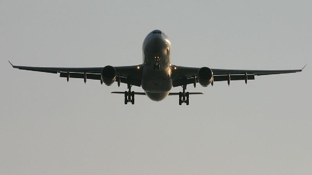 Hindistan'da motoru alev alan uçak acil iniş yaptı