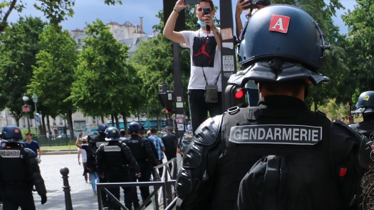 Fransa’dan Yeni Kaledonya'ya silahlı operasyon: 600 jandarma bölgeye ulaştı