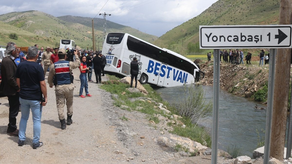 Yolcu otobüsü dereye uçtu: Yaralılar var