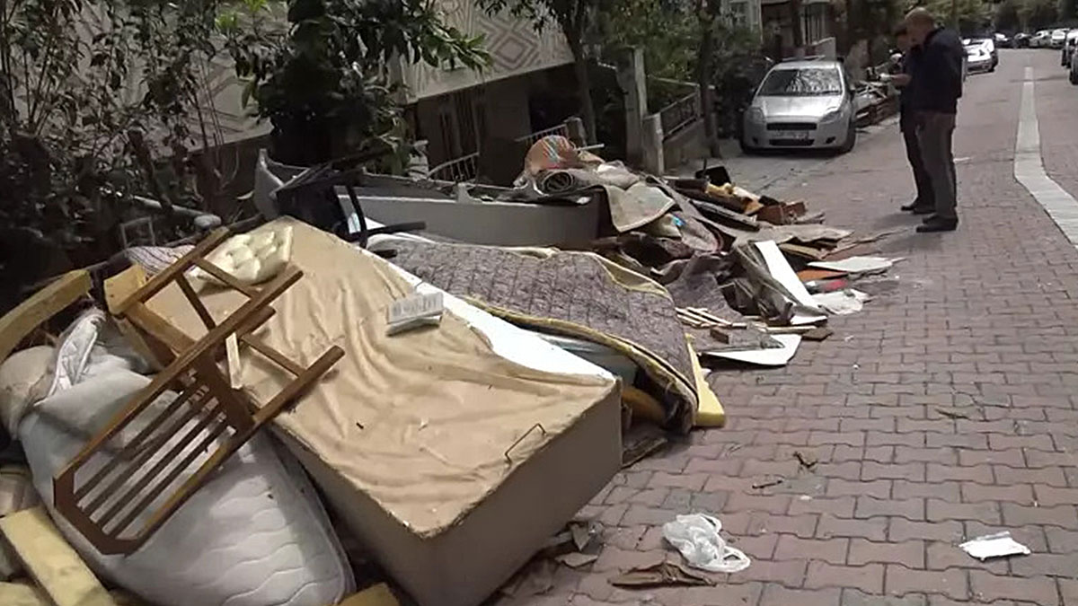 Kiracıları evden çıkarıp eşyalarını pencereden attı! Mahalleli, o ev sahibini şikayet etti, belediye ceza kesti