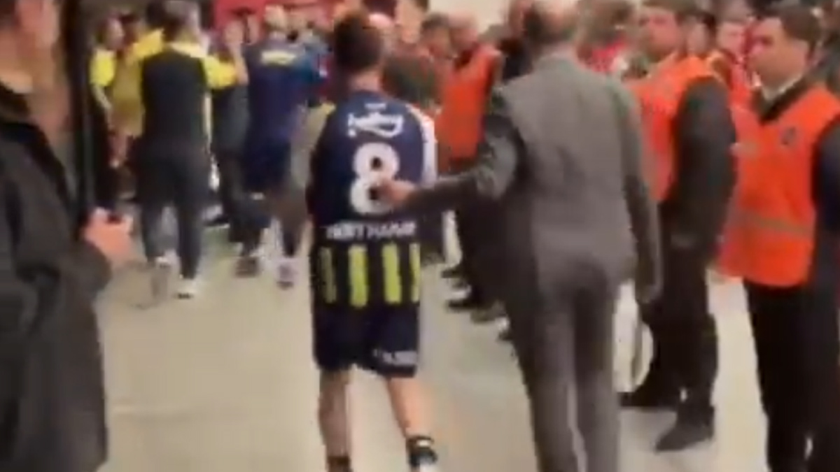 Yunus Akgün soyunma odası koridorunda Mert Hakan Yandaş'ı hedef aldı! 'Haftaya izlersin...'