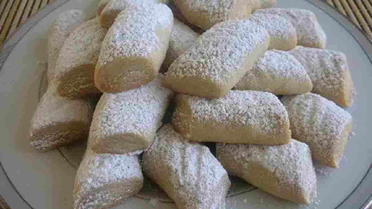 Sadece 4 malzemeyle çocuğunuzun öğününü güzelleştirin! İşte görüntüsü de tadı da güzel pudra şekerli kurabiye