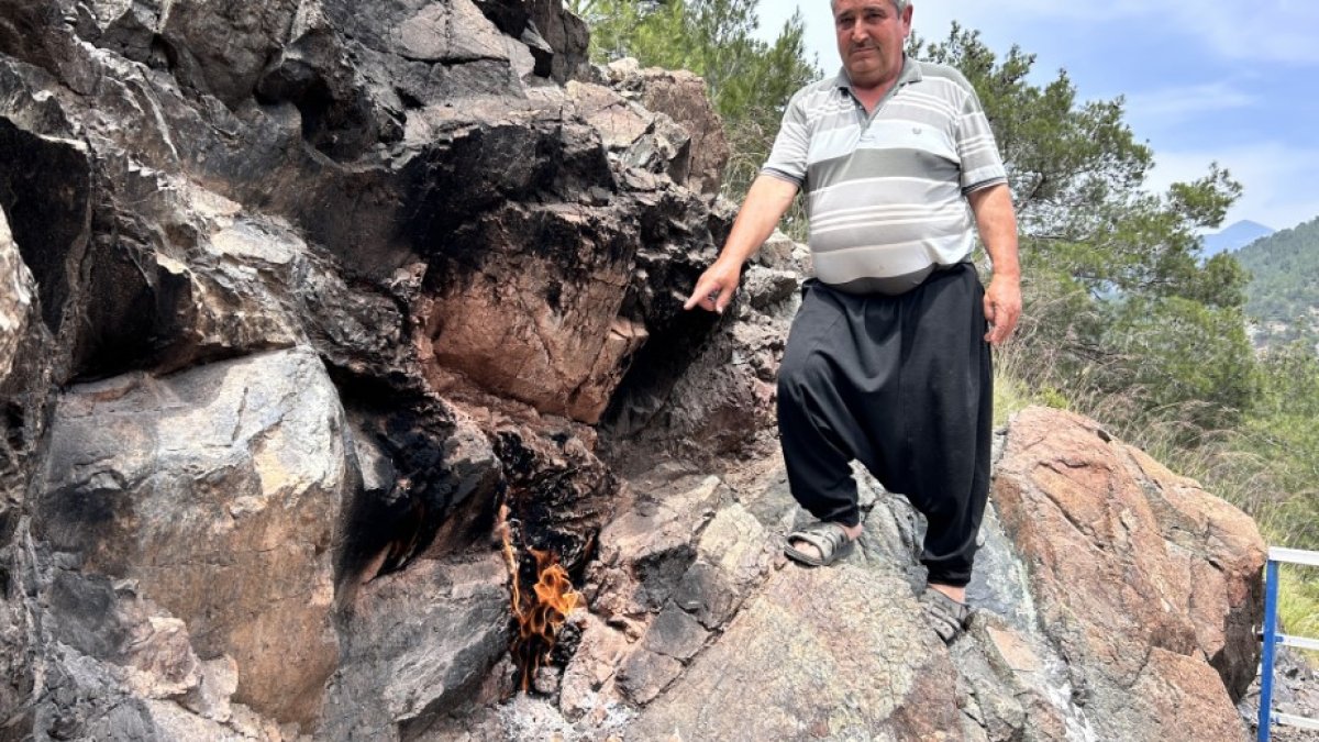 Bu taşın sırrını çözebilen çıkmadı! Roma İmparatorluğu'ndan beri yanıyor... Birçok ilden görmeye gelen var