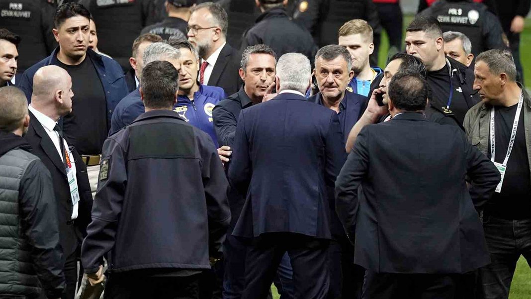 İstanbul Valiliği'nden Galatasaray-Fenerbahçe maçı açıklaması: Olaylar Ali Koç'un sahaya girmesiyle başladı
