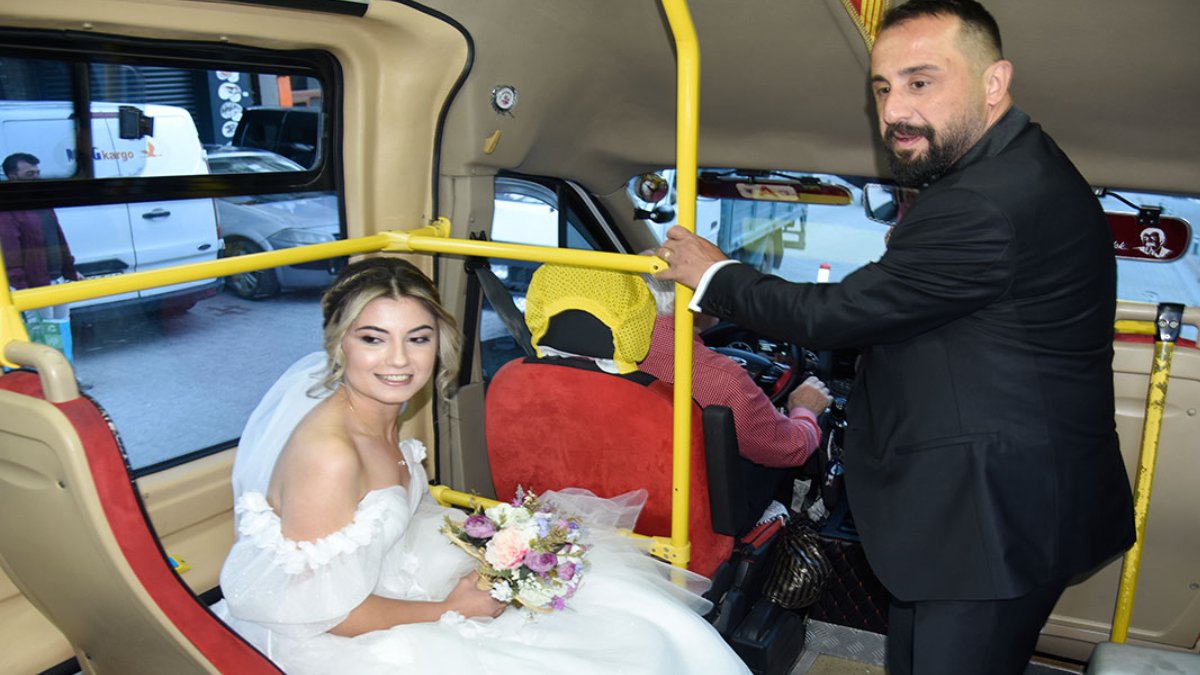 Artvin'de gelin ve damat düğünlerine toplu taşıma aracıyla gitti