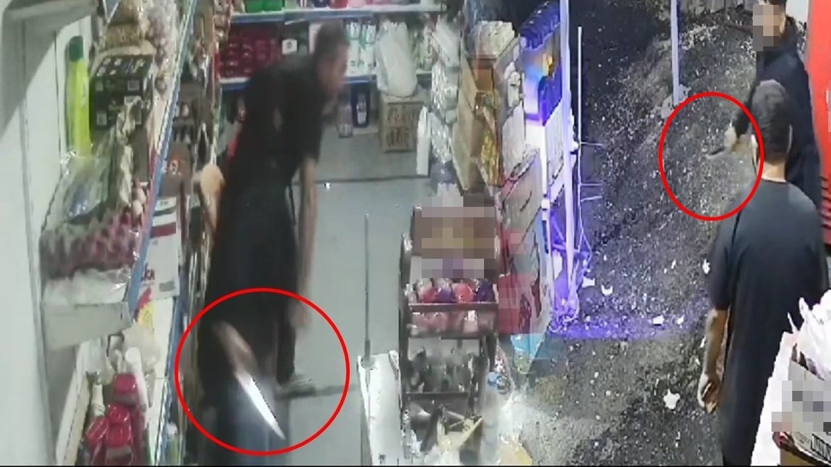 Bakkalda bıçaklı dehşet kamerada!