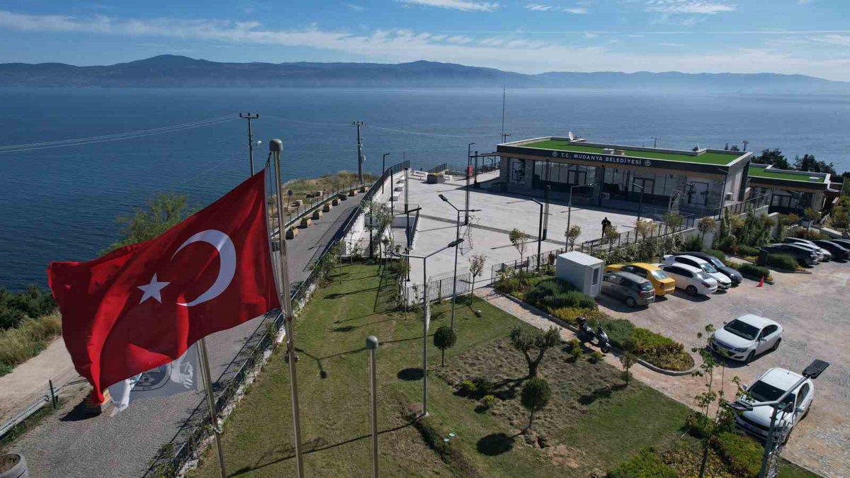 Mudanya'da deniz manzaralı belediye binası satışa çıkarıldı