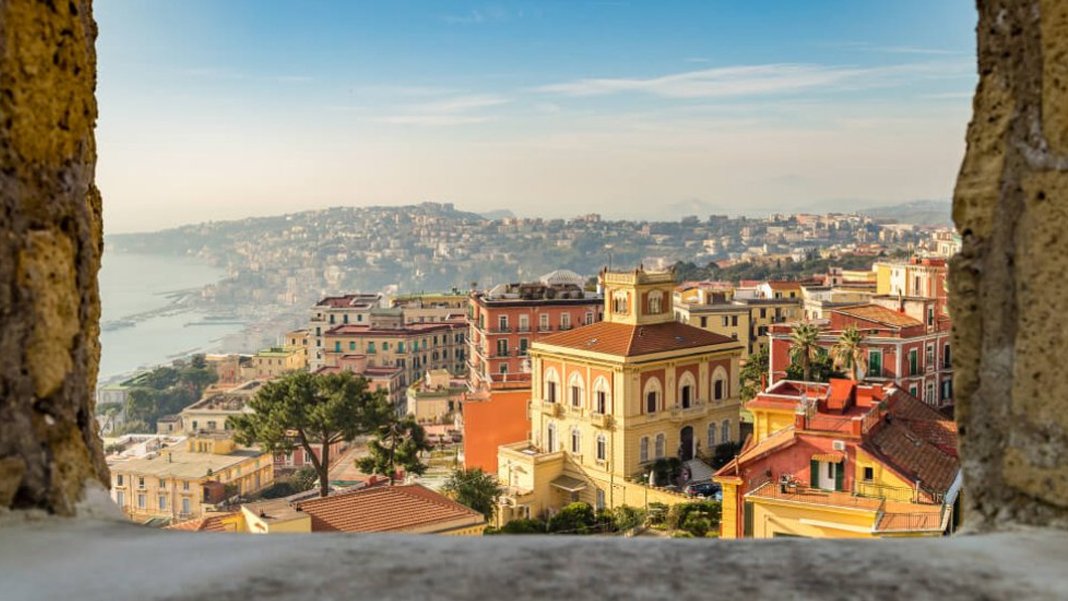 Napoli iki günde 160 kere sallandı: Halk sokakta