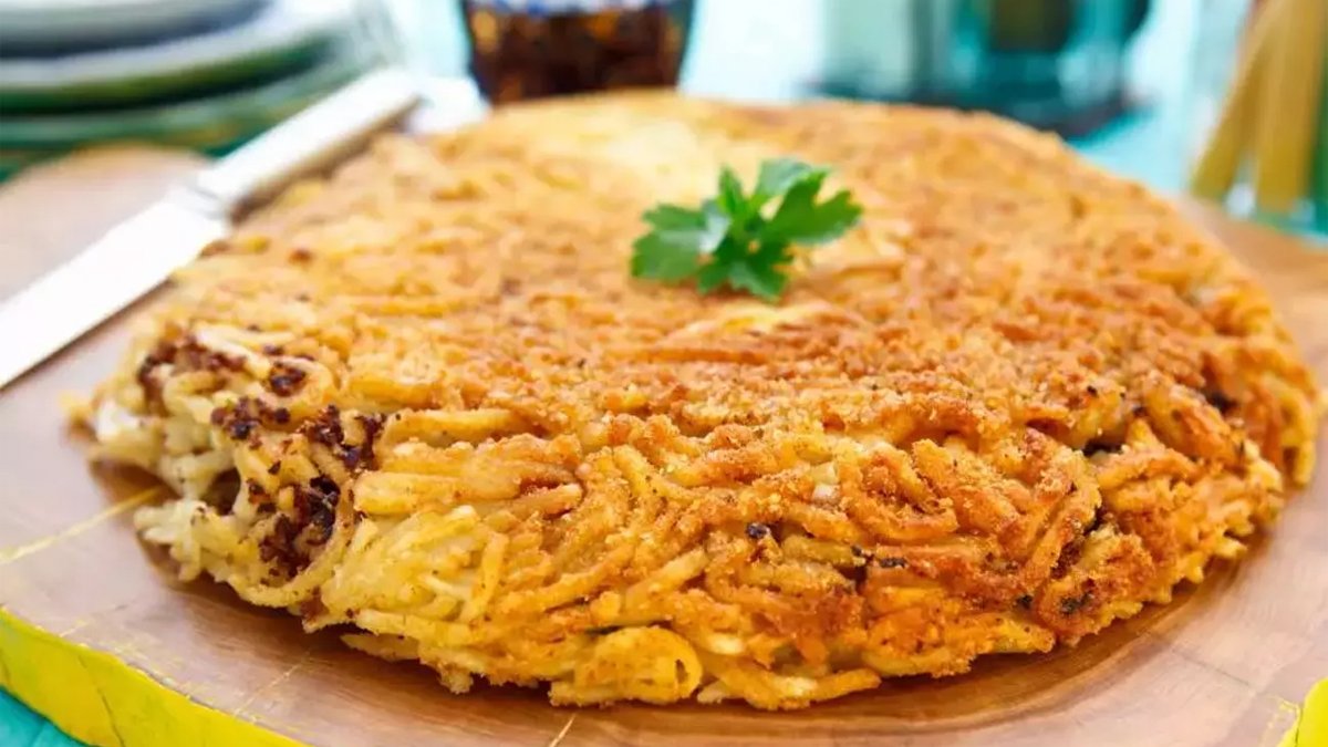 Erişteden 10 dakikada su böreği tarifi! Fırını bile açmaya gerek yok: Tavada nar gibi pişiyor