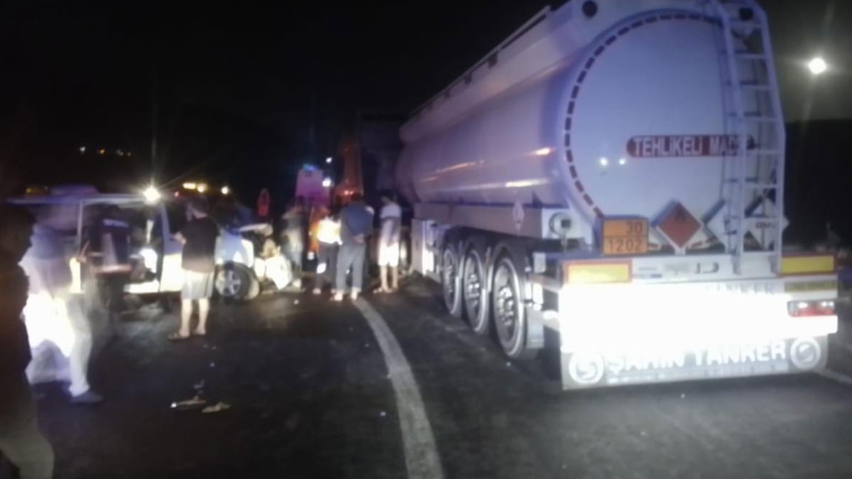 Mersin'de tanker ile minibüs çarpıştı 14 yaralı