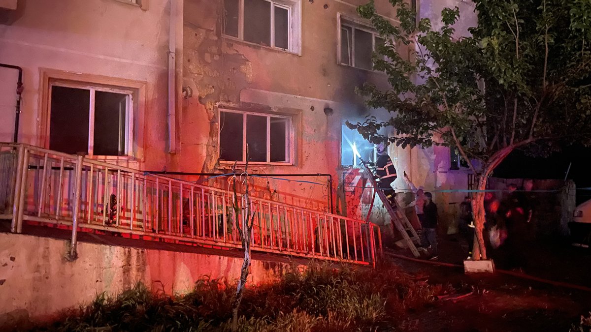 Birlikte yaşadığı kadınla tartışıp evi ateşe verdi ağır yaralandı