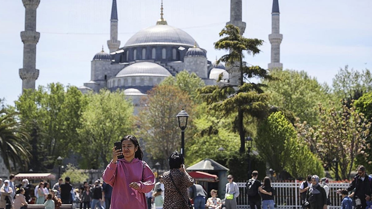 Türkiye yılın ilk 4 ayında 12 6 milyon ziyaretçiyi ağırladı