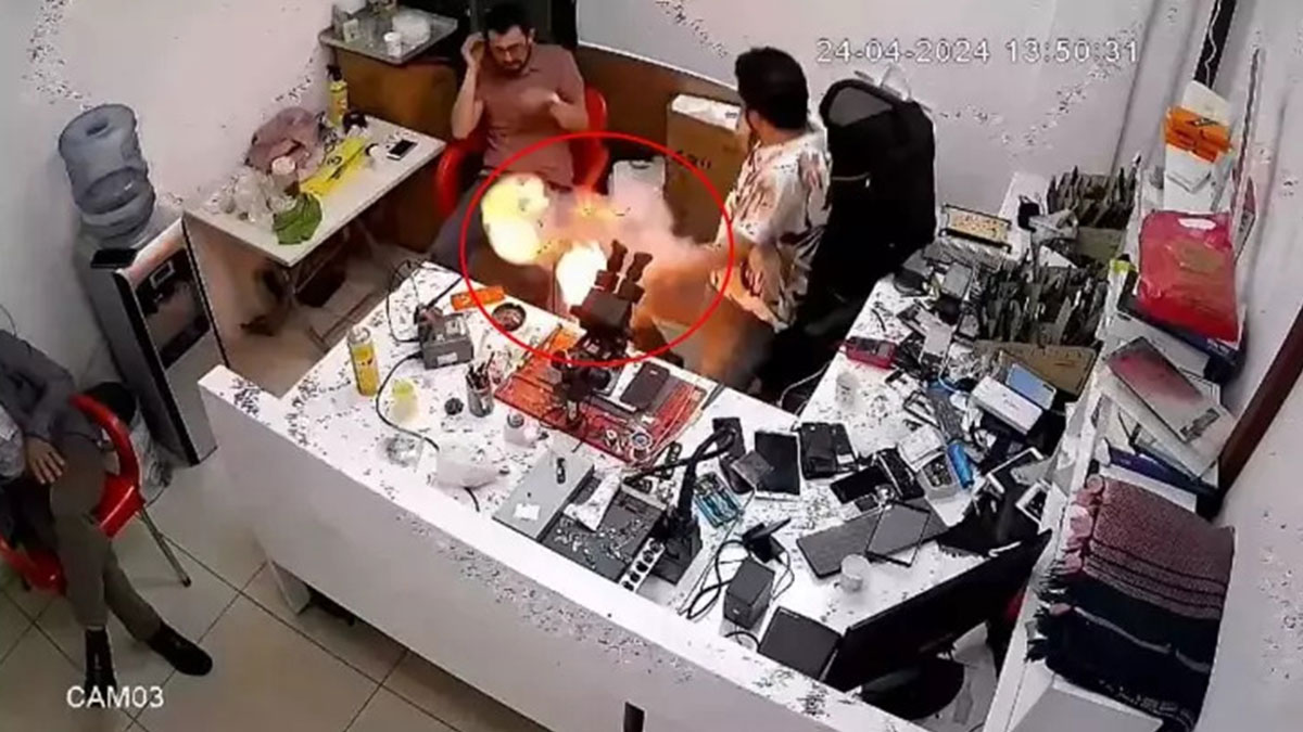 Tamir ederken canından oluyordu: Patlama anı kamerada! Arızalı cep telefonu bataryası felakete yol açıyordu