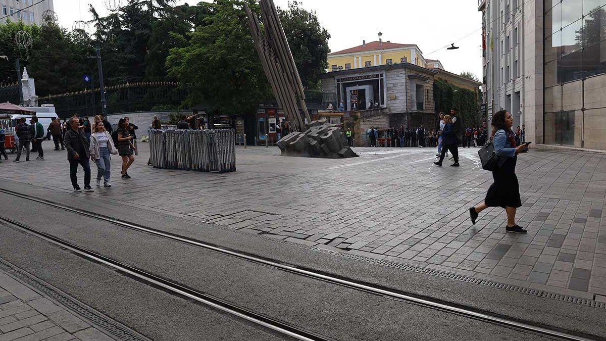 Galatasaray Meydanı ndaki polis bariyerleri 300 hafta sonra kaldırıldı