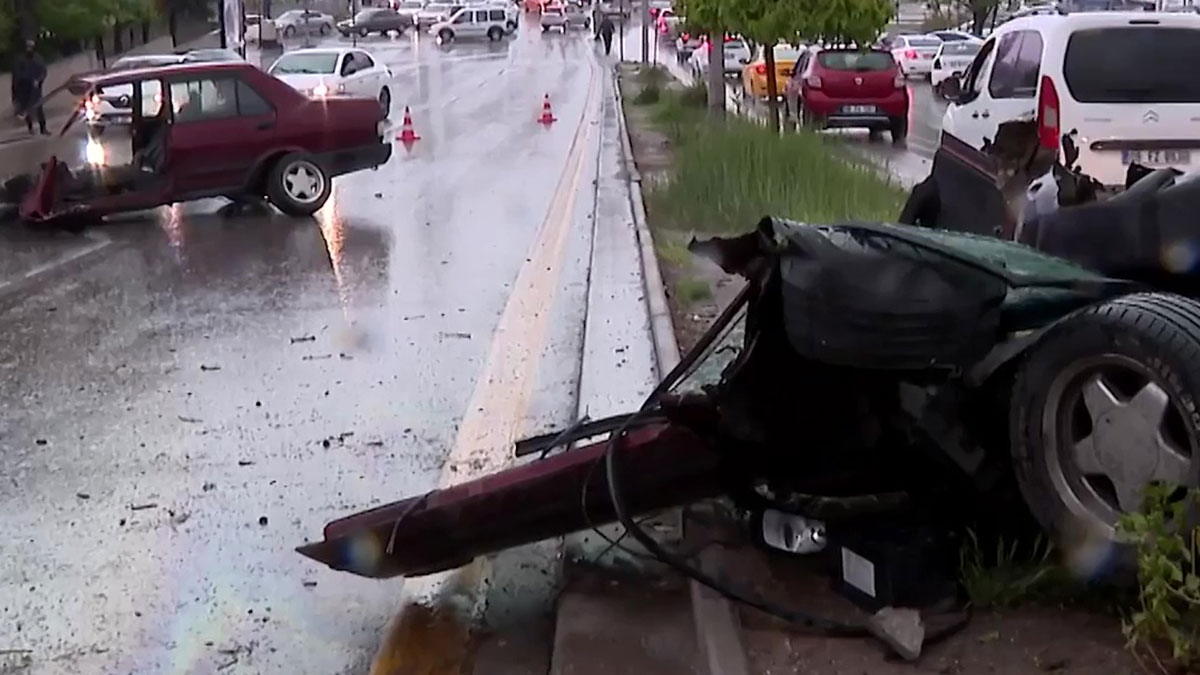 Islak yolda kaza yapan araç ikiye bölündü! Faciadan dönüldü