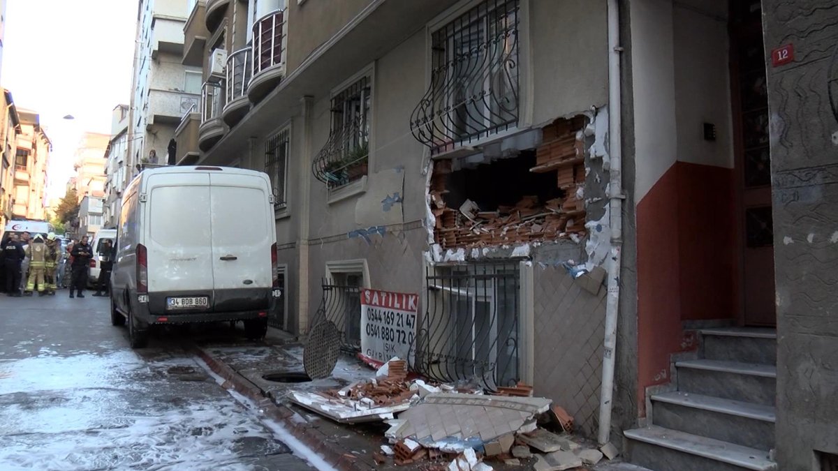 İstanbul'da rögar patlaması Bir dairenin duvarı yıkıldı