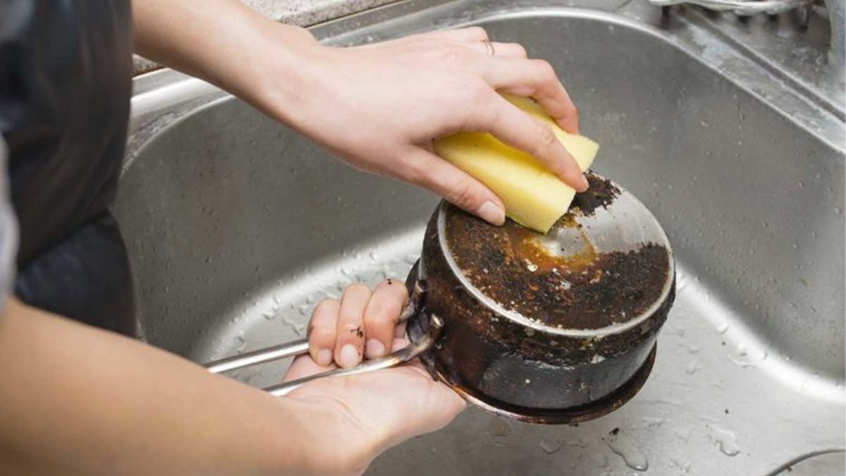 Evdeki metal eşyaları gümüş gibi parlatıyor! Sürdüğünüz yer ışıldayacak... Sadece bu 4 malzemeyi karıştırın