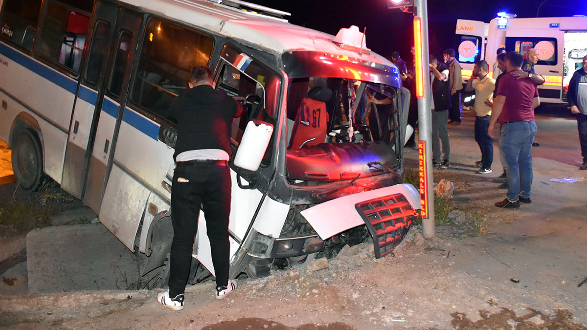 Minibüs ile otomobil çarpıştı: 22 yaralı