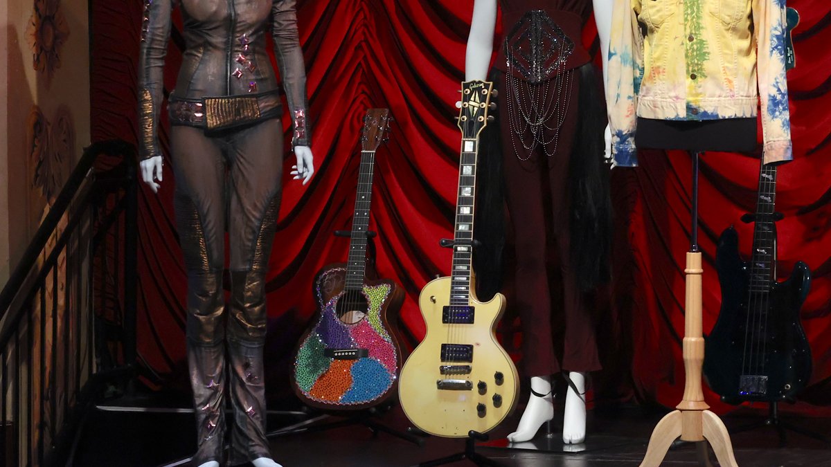 John Lennon'ın ikonik gitarı 2,85 milyon dolara satıldı