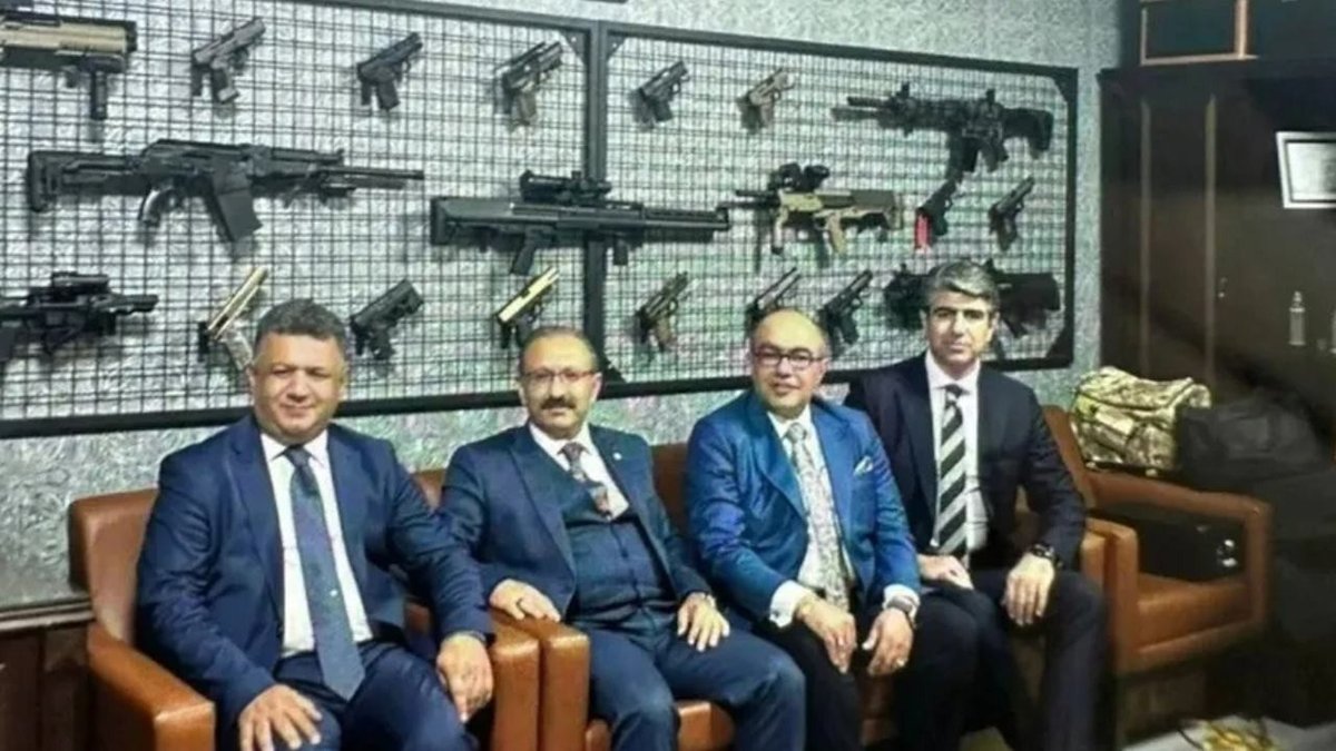 Silahlarını sergileyen İzmir Adli Yargı Adalet Komisyonu Başkanı görevden alındı