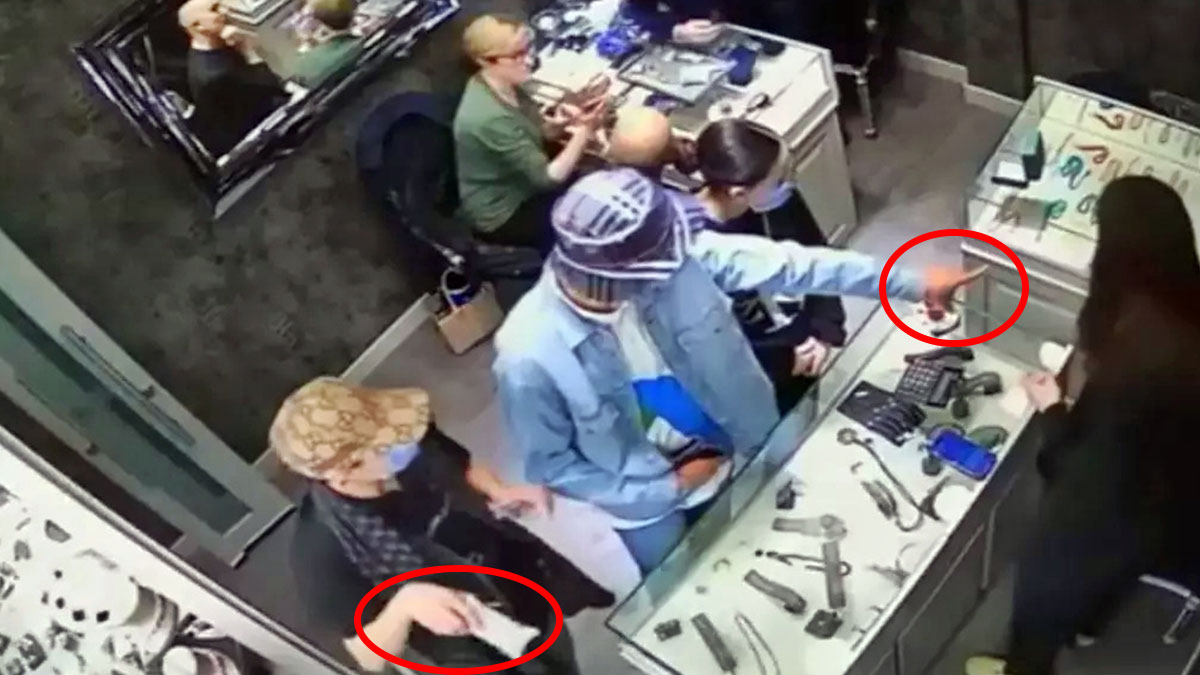 Kuyumcuyu oyalayıp 500 bin TL'lik altınları böyle çaldı! Hırsızlık anı kamerada