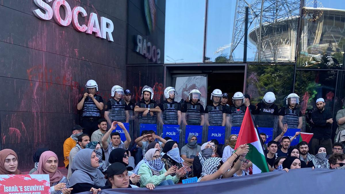 Türkiye üzerinden İsrail'e petrol sağlıyordu! Filistin İçin Bin Genç'ten Socar'a kırmızı boyalı protesto