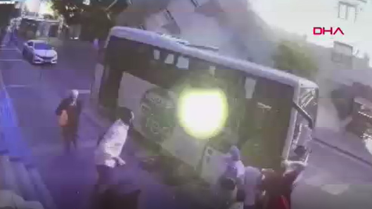 Küçükçekmece'de binanın çökme anı kamerada!