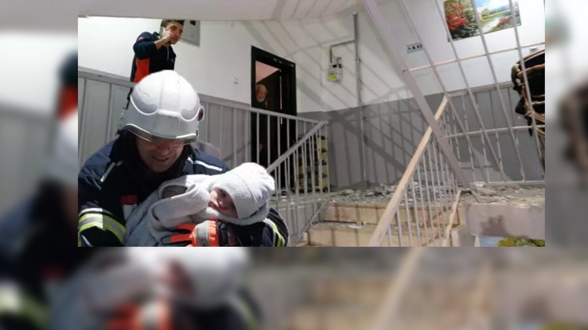 İstanbul'un ardından Erzurum’da bir apartmanın merdivenleri çöktü!