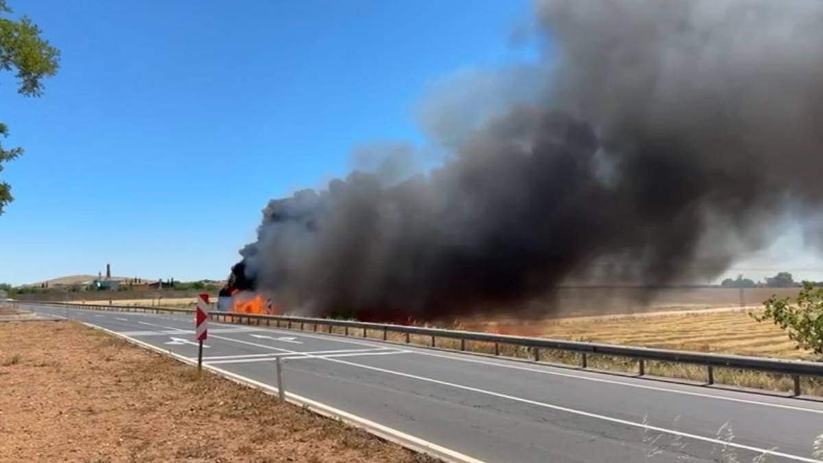 Seçimin yapıldığı Hilvan'a gidiyorlardı... Polisleri taşıyan midibüs yandı