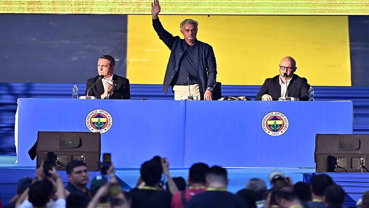 Dünyaca ünlü teknik direktör Jose Mourinho resmen Fenerbahçe'de