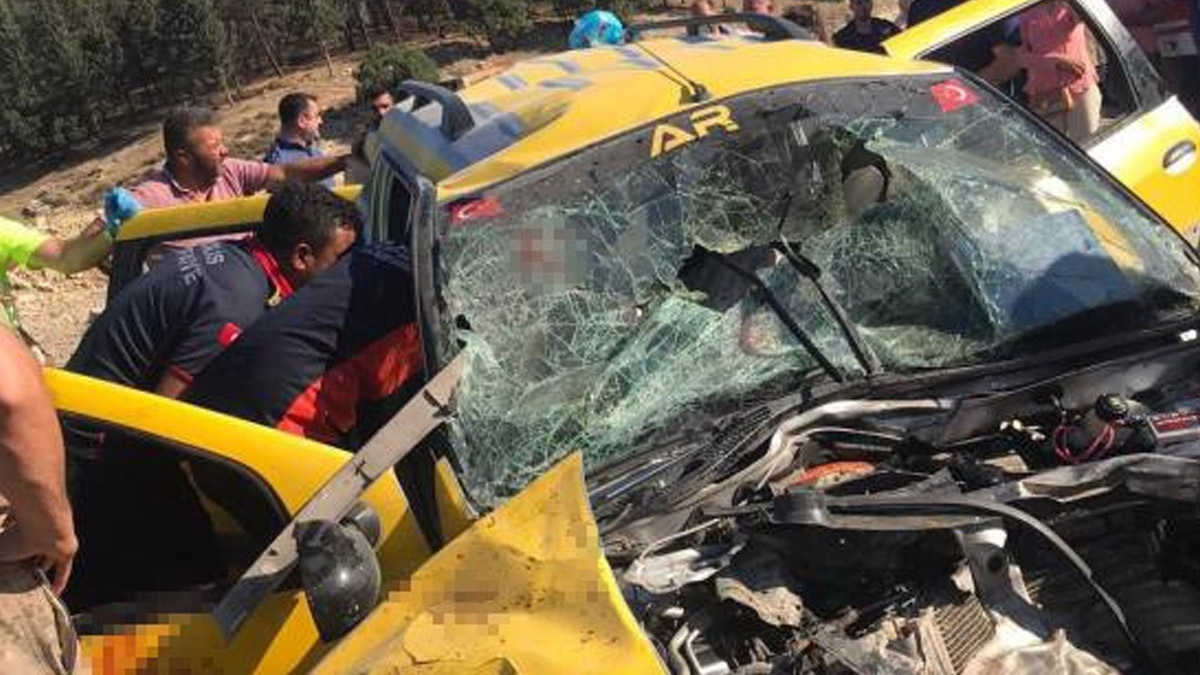 Hafriyat kamyonu ile çarpışan taksi hurdaya döndü! Ölü ve yaralılar var