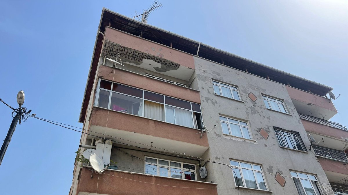 Bahçelievler'de binanın balkonu kısmen çöktü: Apartmanın tamamı boşaltıldı