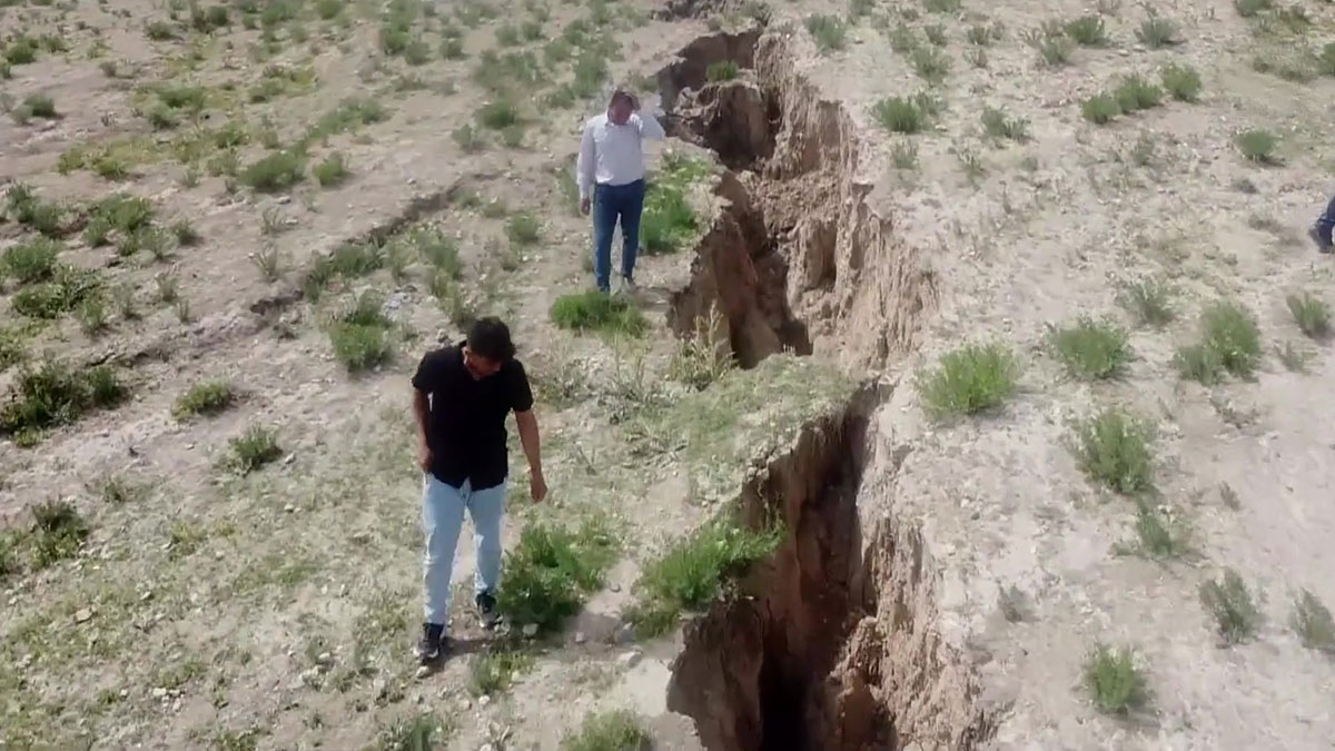 O kentte yürürken dikkat edin: 'Yüzey yarığı' oluşuyor! Bölgede korkuya neden oldu