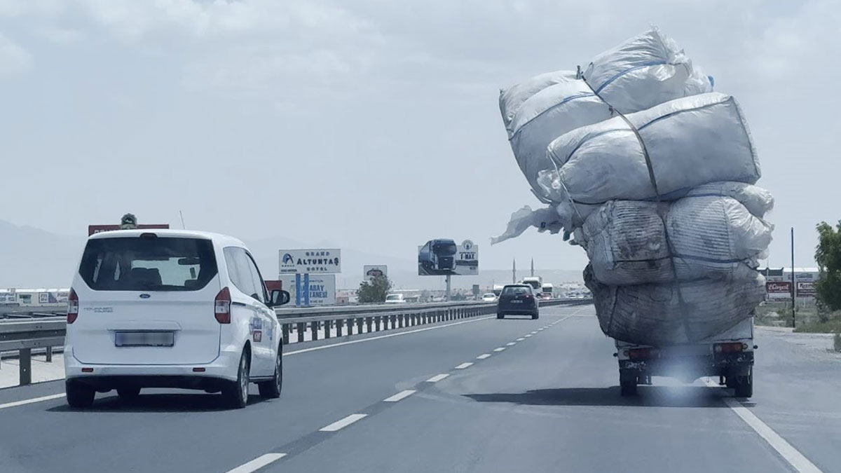 Üzerine sinek konsa devrilecek: Kazaya ramak kala! Trafikte korkutan anlar kamerada