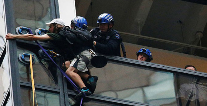 Donald Trump'a destek için Trump Tower'a tırmandı