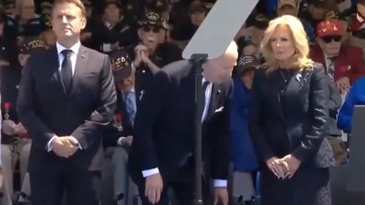 Biden'dan anma töreninde yeni bir gaf: Olmayan bir sandalyeye oturmaya çalıştı