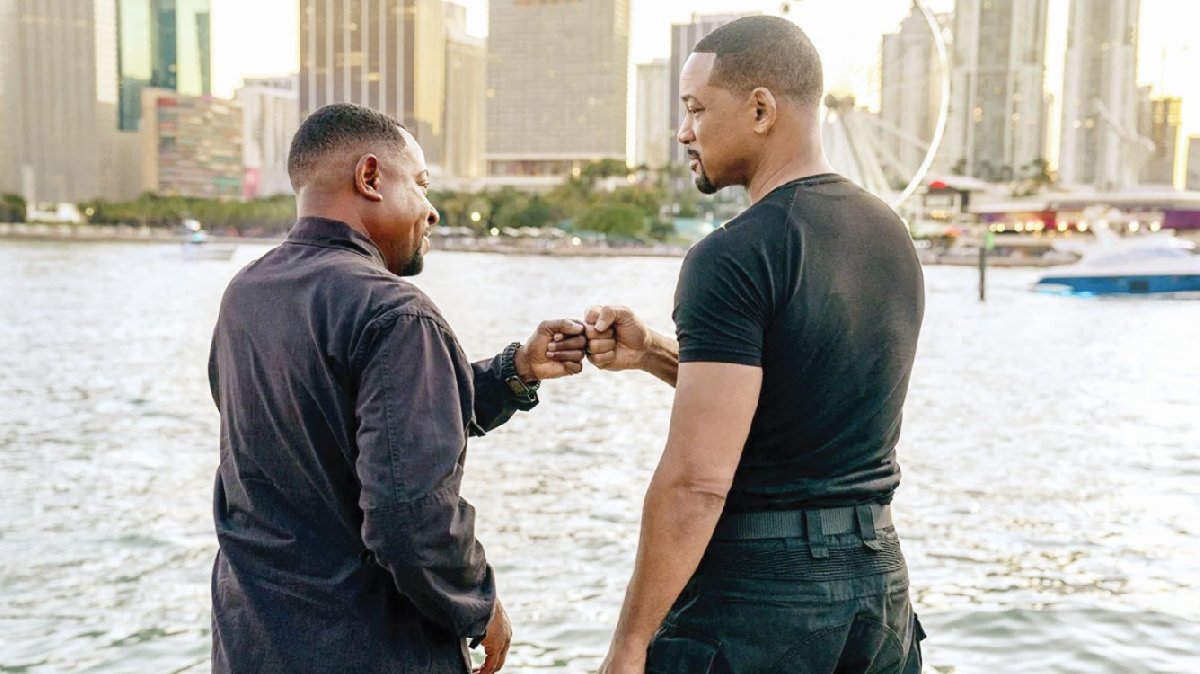 Çılgın polisler 'salonu' dağıtıyor