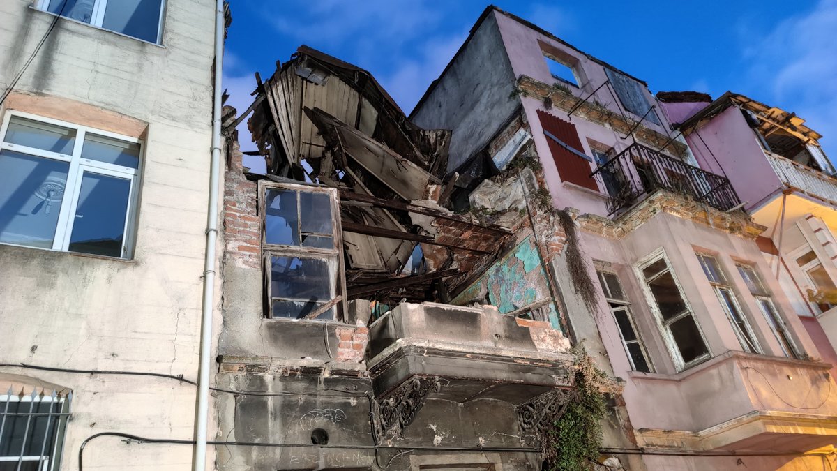 Fatih'te 2 katlı tarihi bina çöktü