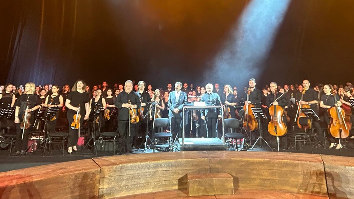 Beşiktaş Stadyumu'nda tarihi an: 'Cumhuriyete Doğru' 30 bin kişiyle sahne aldı