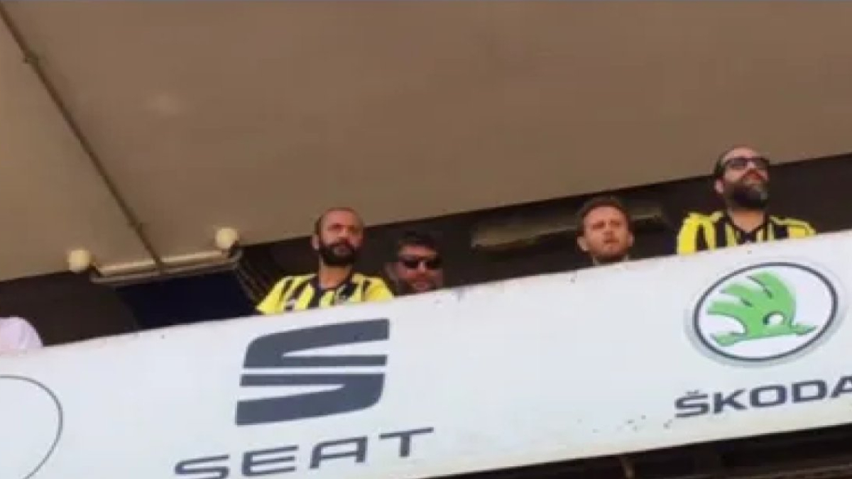 Oyuncu Sarp Akkaya ile taraftarlar arasında tansiyon yükseldi