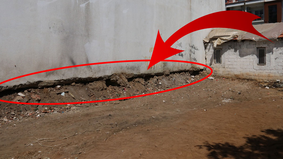 Tüm mahalle sakinleri bu binanın altındaki boşluğa bakıyor! Bölgeye uzman ekip gönderildi